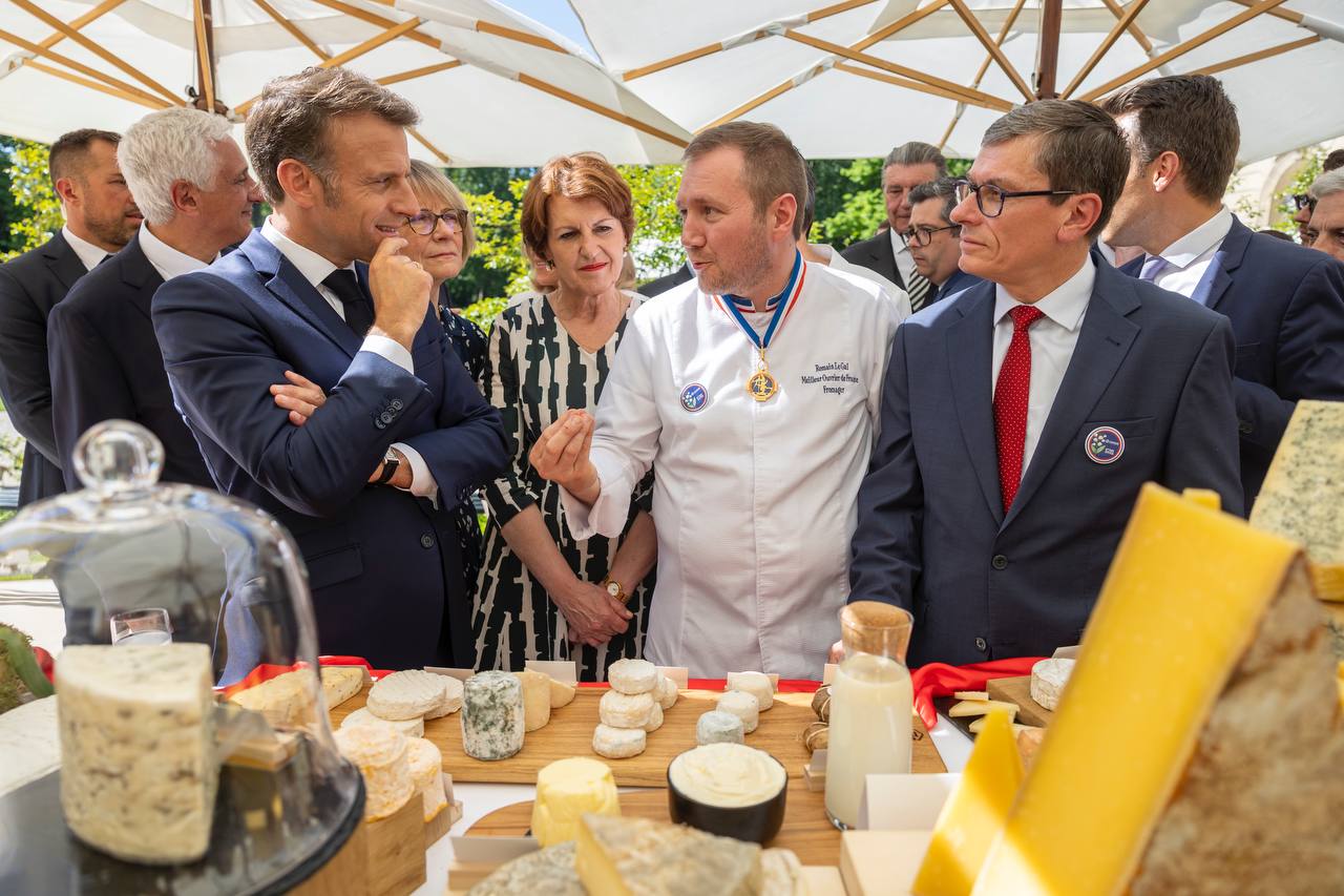 [Photo] À vous qui nourrissez les Français et faites rayonner nos traditions, nos savoir-faire [...]