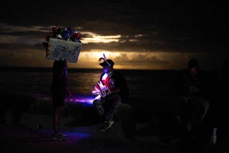 [Media] JUST IN - Cuba's national electric grid has collapsed, total blackout.Read more:  [...]