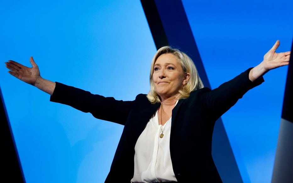 [Photo] JUST IN - Marine Le Pen confirms that she will run for presidency next year and will a [...]