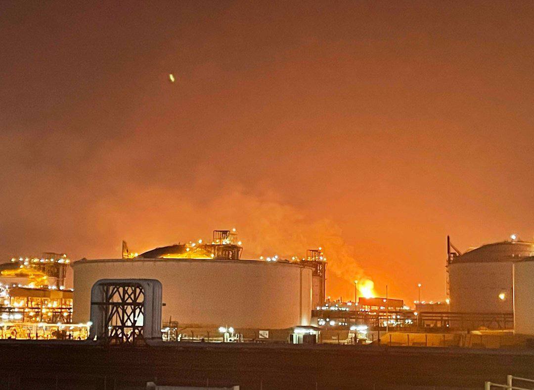 [Photo] 🇶🇦⚡️ — Image circulating showing fire at the Ras Laffan LNG Plant, Qatar.