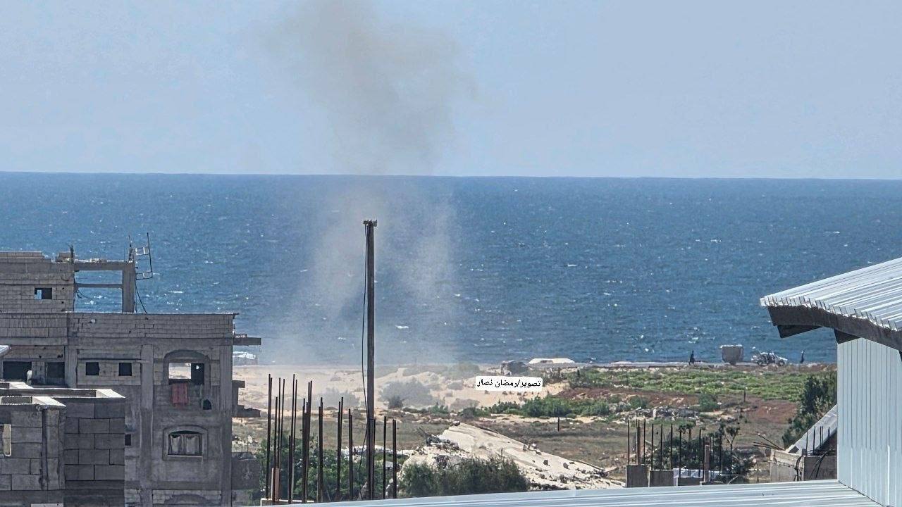 [Photo] 🇮🇱❌🇵🇸 — At least four Israeli drone strikes targeted a vehicle on the Wadi Gaza Bridg [...]