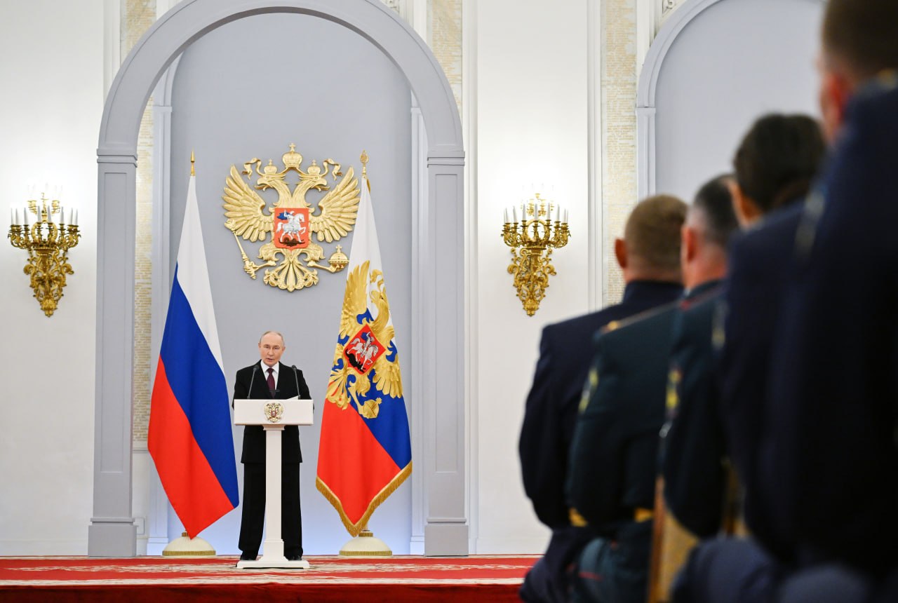 [Photo] Vladimir Putin held a traditional meeting with the top graduates of Russia's mili [...]